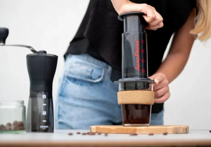 Przygotowanie aromatycznej kawy do aeropressu. Mielenie ziaren i zaparzanie.