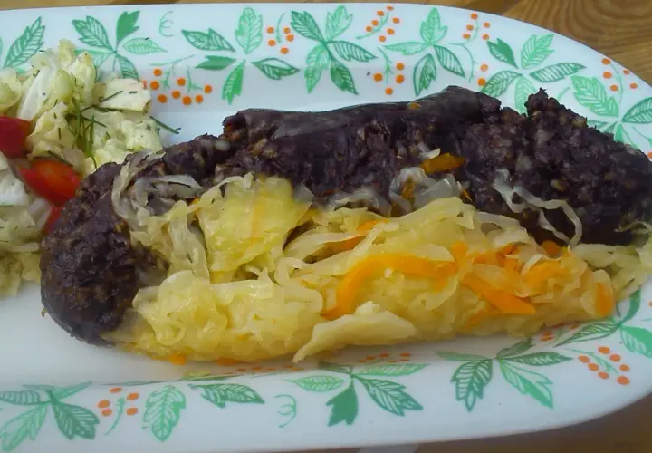 Przepis na kaszankę z grilla z kapustą kiszoną i jabłkiem - smak lata