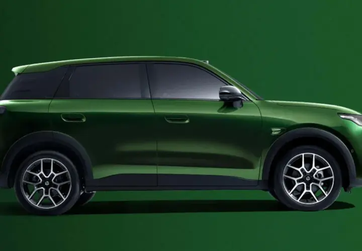 Il **Leapmotor A10** in un elegante verde metallizzato, visto di profilo. Un SUV moderno con linee aerodinamiche e cerchi in lega dal design distintivo.