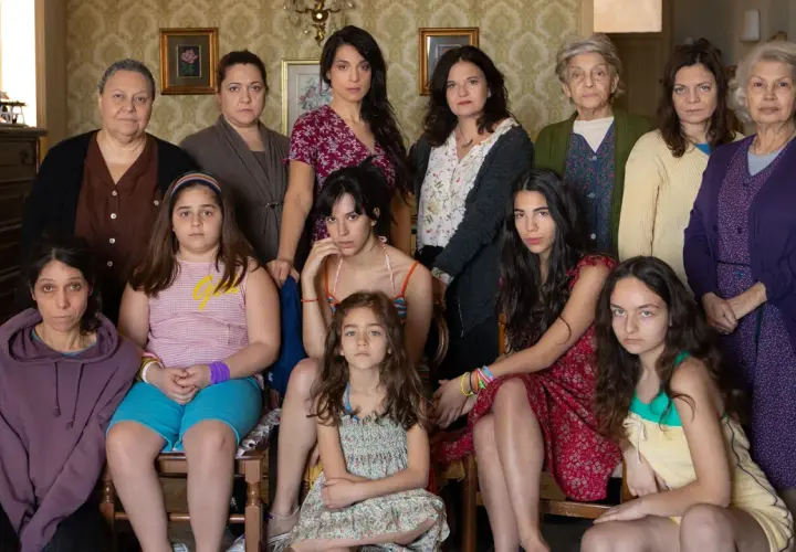 Le sorelle Macaluso, un ritratto di famiglia con donne di diverse età, ognuna con la sua storia.