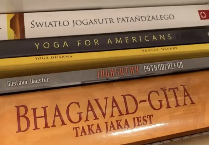 Stos książek o jodze: "Światło Joga Sutr Patańdżalego", "Yoga for Americans", "Yoga Dharma", "Joga Sutry Patańdżalego" i "Bhagavad-Gita".