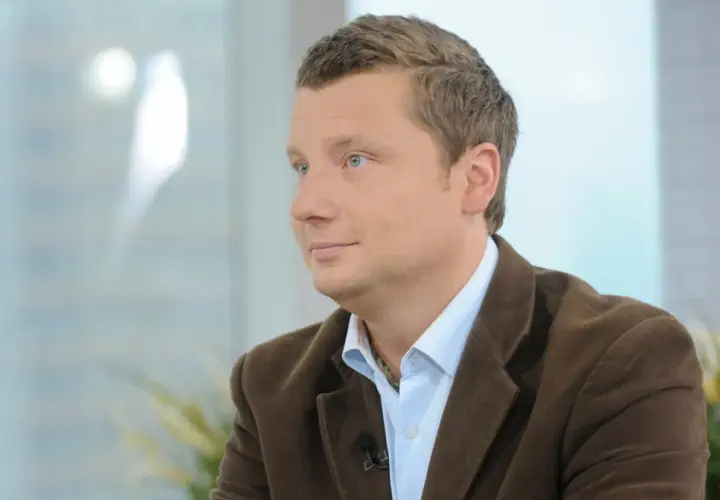 Rafał Wojda, zamyślony, w brązowej marynarce, pewnie myśli o swojej żonie i dzieciach.
