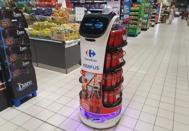 Robot Kerfuś w sklepie Carrefour, innowacja w branży retail. Promuje napoje Coca-Cola i słodycze.