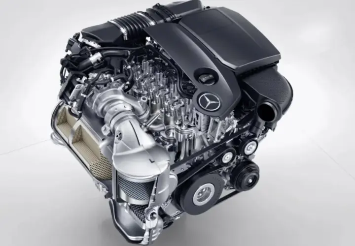 Silnik benzynowy Mercedes-Benz z turbosprężarką, przykład jednych z najlepszych silników benzynowych.
