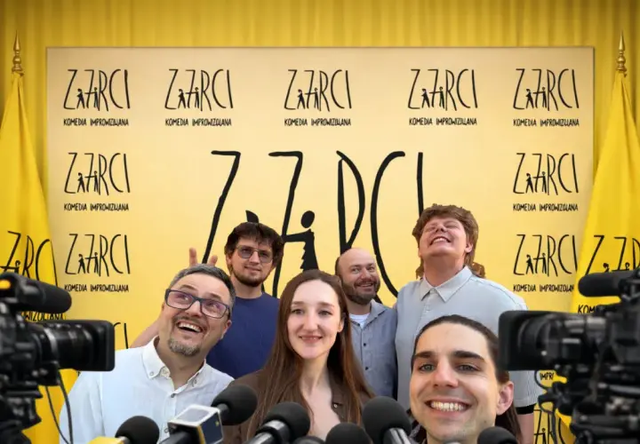 Uśmiechnięta ekipa "ZARCI KOMEDIA IMPROWIZOWANA" przed żółtym tłem z logo. Wrocławski teatr komedii gotowy na wywiady.