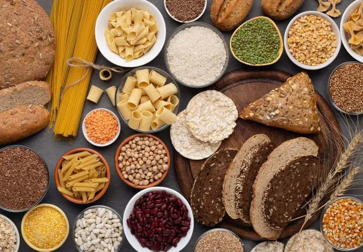 Węglowodany co to? Różnorodne produkty: chleb, makarony, ryż, kasze, fasole, soczewica, płatki owsiane, kukurydza.