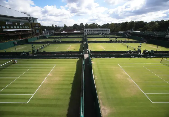 Boiska Wimbledonu, gdzie marzą o zwycięstwie przyszli zwycięzcy Wimbledonu.