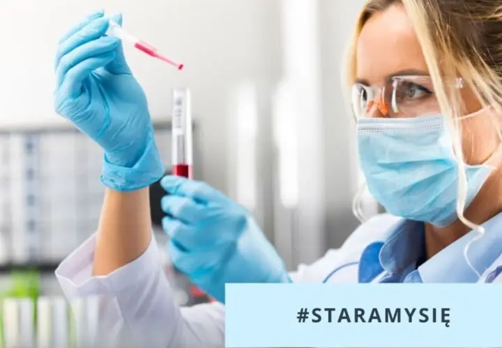 Naukowczyni w maseczce i rękawiczkach pobiera próbkę krwi do badania. #STARAMYSIĘ, co to za badanie?