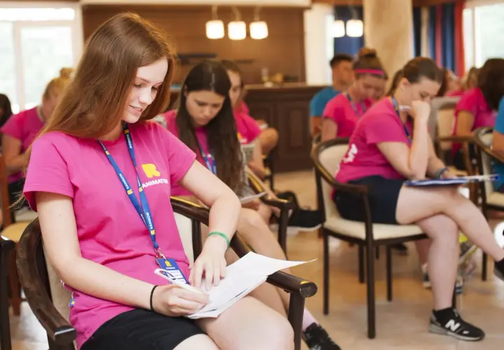Ile zarabia animator w hotelu? Zaskakujące różnice w wynagrodzeniu
