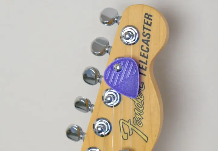 Fender Telecaster z fioletową kostką. Szukasz, gdzie kupić kostki do gitary?