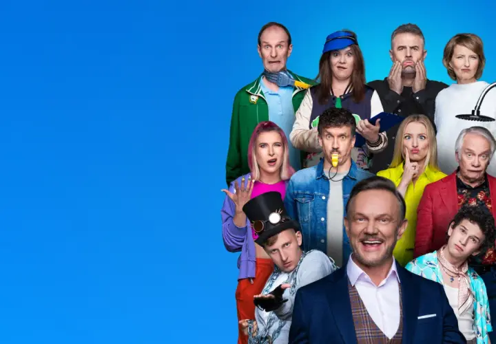 Grupa ludzi z zabawnymi minami, jeden z gwizdkiem, inny z prysznicem. Kto się śmieje ostatni?