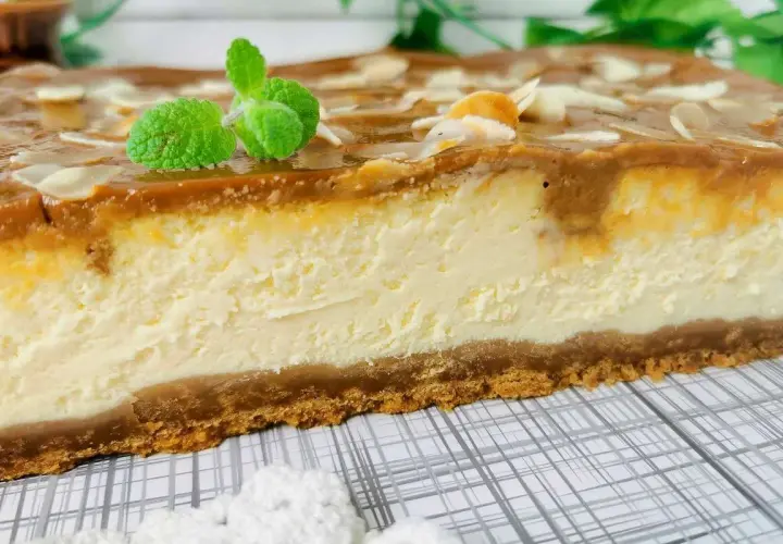 Pyszny sernik z mascarpone i budyniem, z polewą karmelową i migdałami. Idealny przepis na deser.