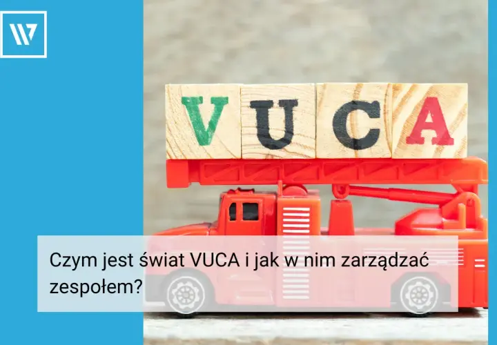 Drewniane klocki z literami VUCA na czerwonej straży pożarnej. Jak zarządzać zespołem w świecie VUCA?