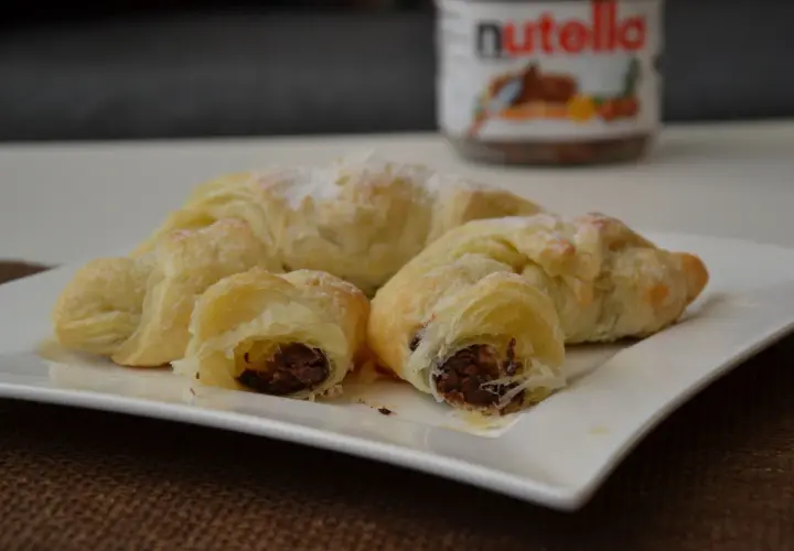 Rogaliki z ciasta francuskiego z Nutellą! Słodki przepis w 15 minut