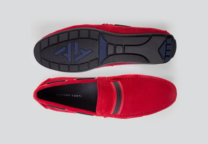 Czerwone buty męskie Giacomo Conti, zamszowe mokasyny. Idealne do casualowych stylizacji, dodadzą charakteru każdej męskiej garderobie.