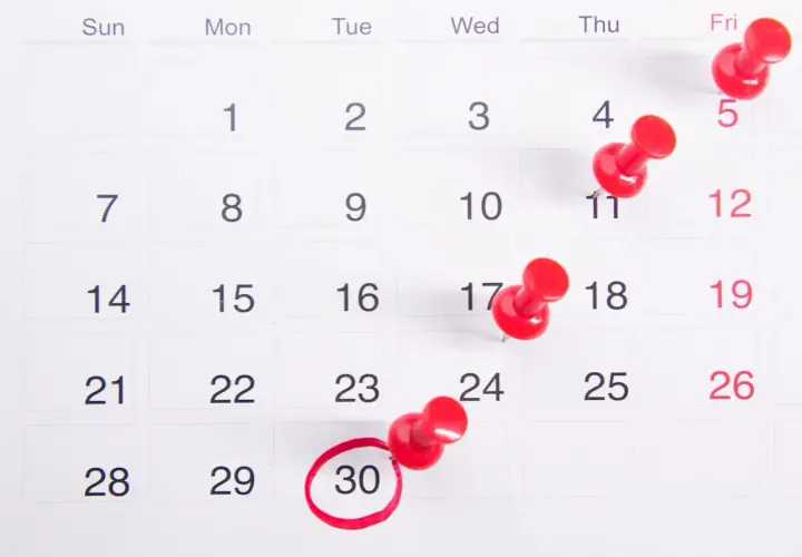 Un calendrier avec des punaises rouges marquant des dates importantes, dont le 30, soulignant le **délai de forclusion**.