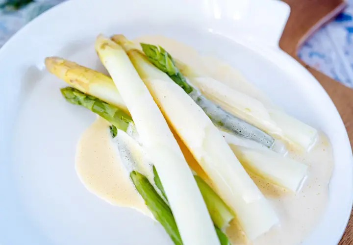 Spargel mit cremiger Sauce, perfekt für ein blitz hollandaise rezept.