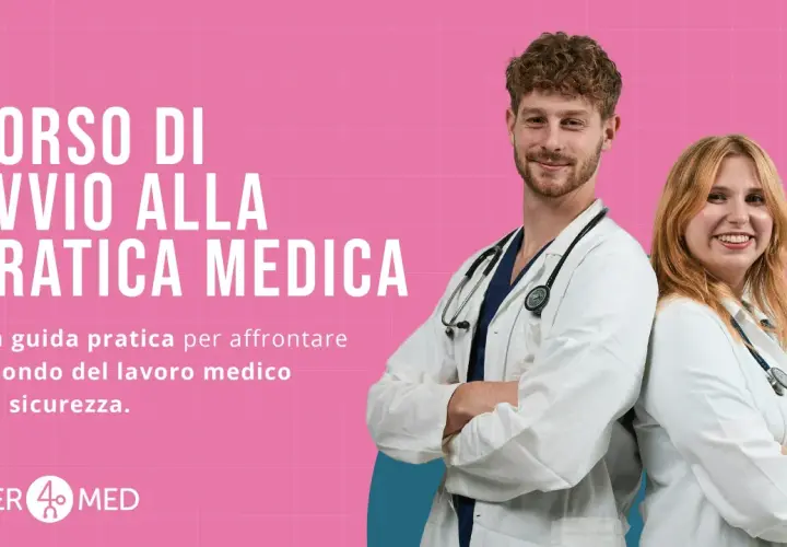 Giovani medici sorridono, pronti per il loro futuro. Il corso "Avvio alla Pratica Medica" li prepara al lavoro ospedaliero.
