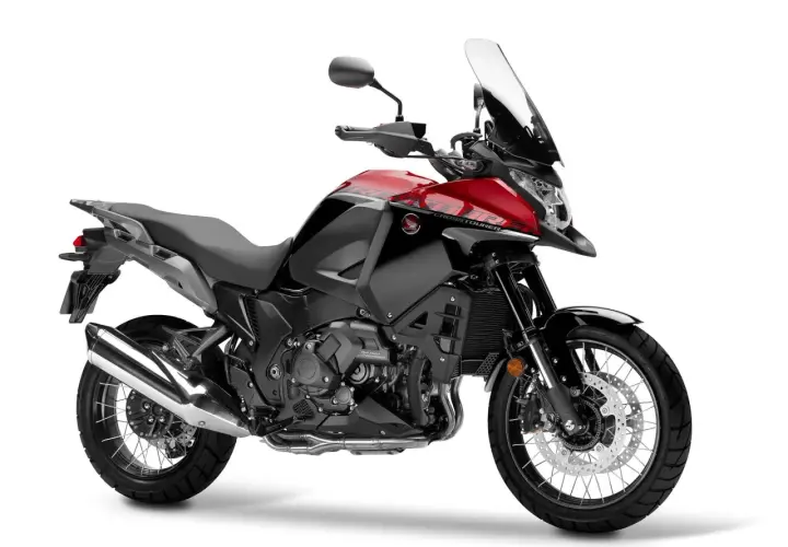 Czerwono-czarny motocykl Honda Crosstourer 1200, gotowy na przygodę. Dane techniczne tego modelu zachęcają do podróży.
