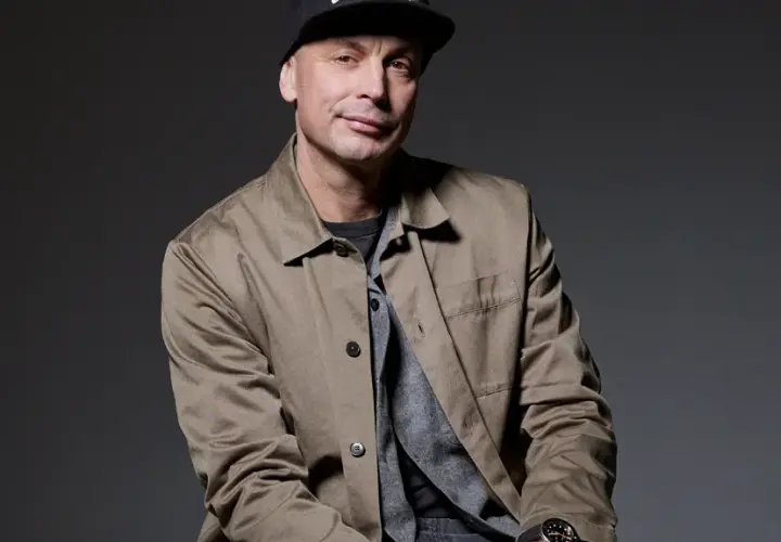 Petter ser ut att vara redo för en konsert, klädd i keps och jacka.