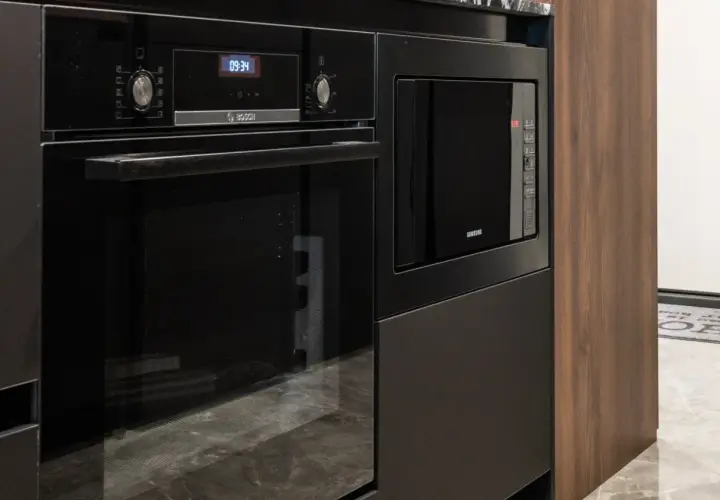 Nowoczesny piekarnik Bosch i mikrofalówka Samsung w zabudowie. Zastanawiasz się, piekarnik ile wat mocy oferuje? Ten model z pewnością sprosta wyzwaniom.