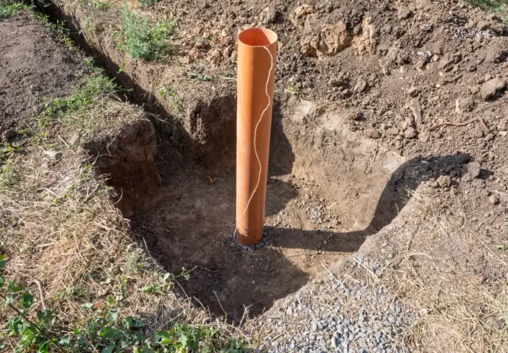 Scavo per pozzo con tubo arancione. Un passo fondamentale per capire come trovare l'acqua per fare un pozzo.