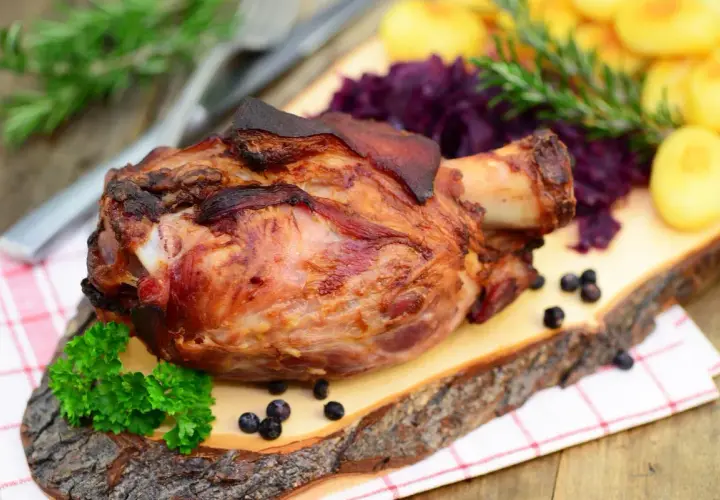 Soczysta golonka wieprzowa, pieczona do perfekcji, z chrupiącą skórką. Czy to przednia, czy tylna, ta golonka ma mnóstwo mięsa i mało kości.