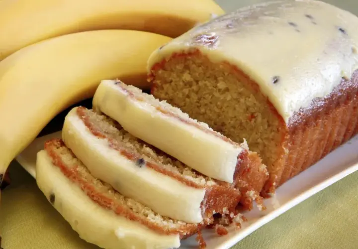 Szybkie ciasto z bananami i budyniem, z kremowym lukrem i kawałkami owoców. Idealne na deser.