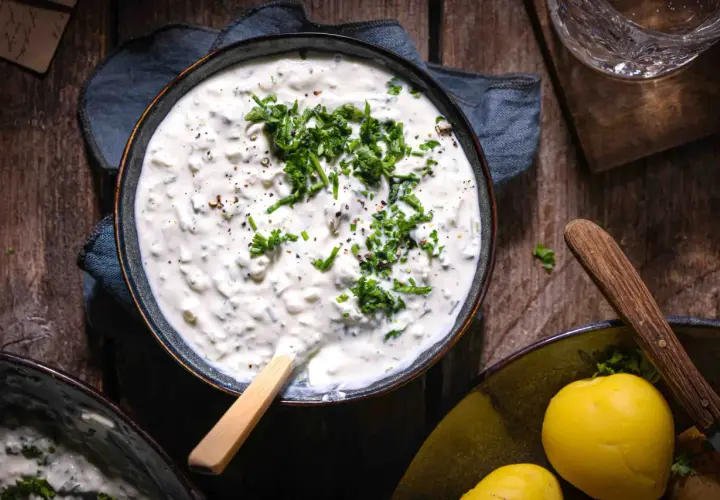 Herzhaftes Gericht mit Kartoffeln und cremigem Quark, garniert mit frischen Kräutern und Pfeffer. Ein Klassiker, der immer schmeckt.
