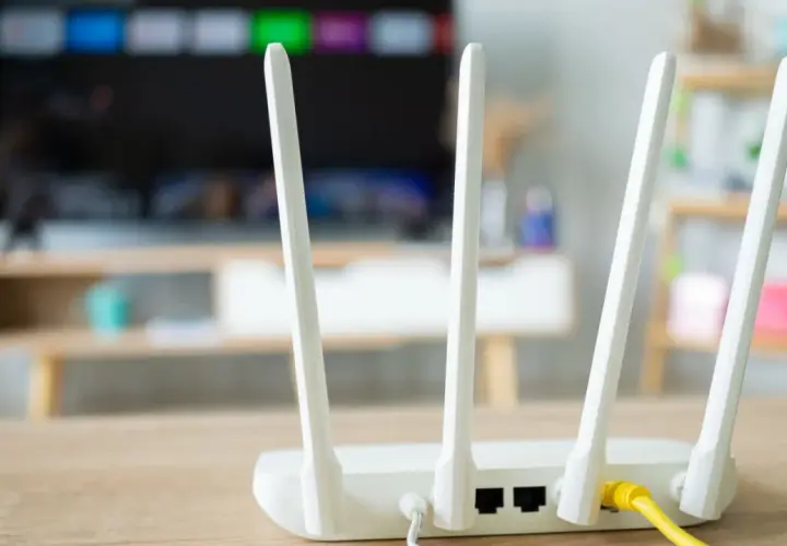 Router z antenkami, kluczowy element instalacji internetowej w domu. Zapewnia łączność dla telewizora i innych urządzeń.