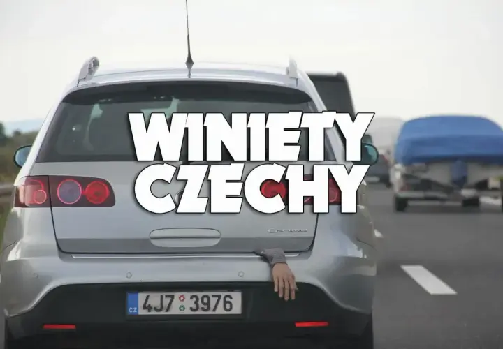 Ręka wystająca z bagażnika samochodu na autostradzie w Czechach. Napis "Winiety Czechy" sugeruje podróż.