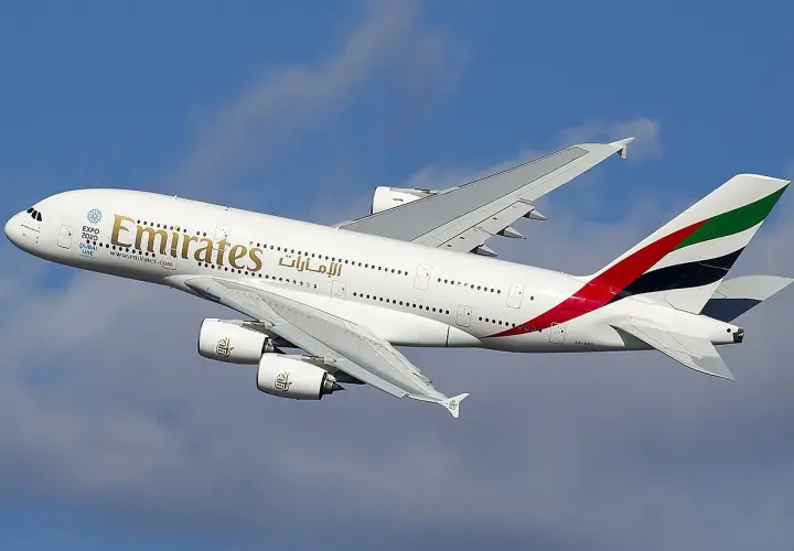 Airbus A380 Emirates w locie. Zastanawiasz się, airbus a380 ile miejsc? Ten gigant zabiera setki pasażerów.