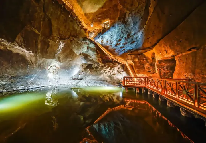 Podziemne jezioro i drewniane schody na trasie turystycznej Wieliczka.