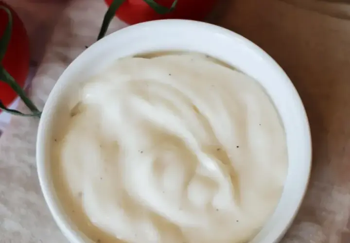 Gładki sos śmietanowy w białej miseczce, idealny do frytek. Zastanawiasz się, ile kosztuje sos śmietanowy w McDonald's?