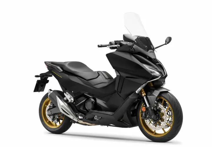Scooter negro Honda Forza 750, ideal para conocer su ficha técnica. Destacan sus llantas doradas y diseño deportivo.