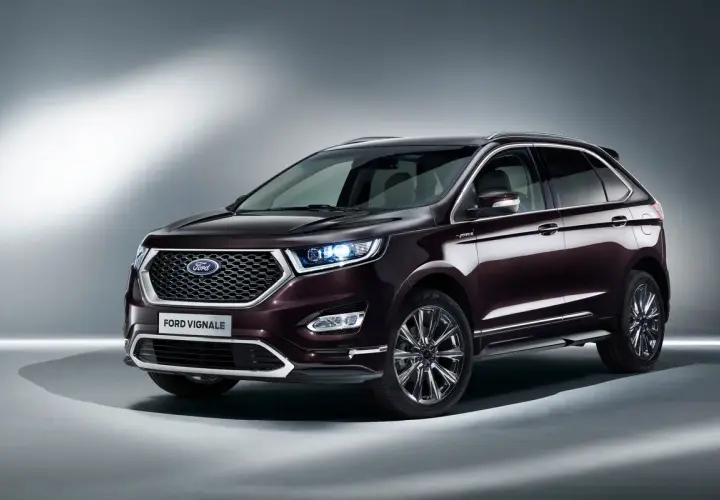 Elegancki, ciemnobordowy Ford Vignale z chromowanymi detalami i lśniącymi felgami, prezentujący się w studiu.