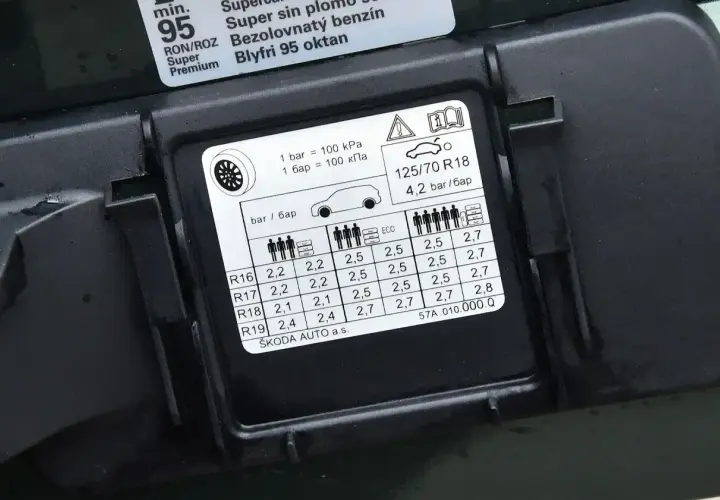 Naklejka informuje, jakie ciśnienie w oponach 225/40 r18 jest zalecane dla różnych obciążeń.