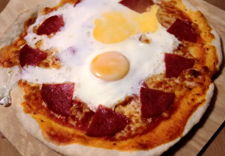 Pizza z jajkiem: kiedy wbić jajko, aby uzyskać idealną konsystencję