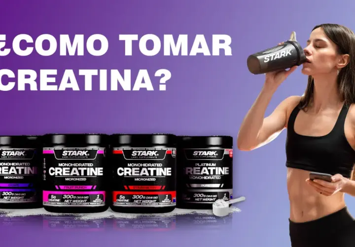 Mujer bebe creatina de un shaker Stark. Varios envases de creatina Stark en primer plano.