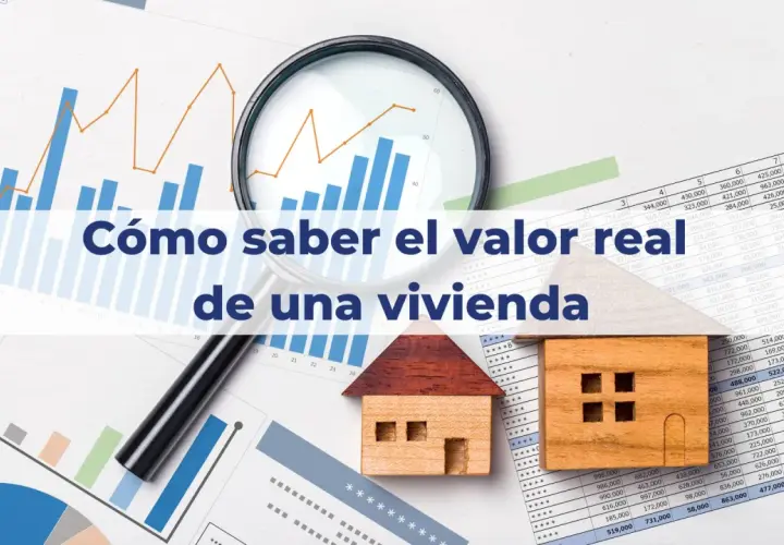 Gráficos, lupa y casas de madera sobre tablas de datos. Averigua cuánto cuesta tasar una vivienda para conocer su valor real.
