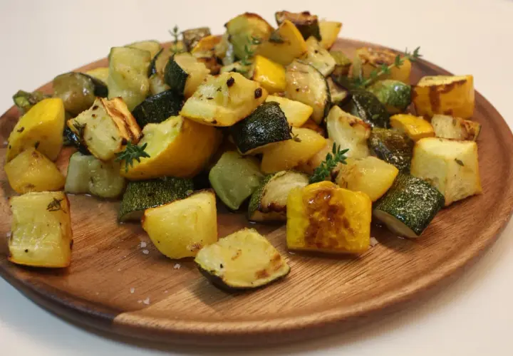 Délicieux légumes rôtis, un mélange de courgettes jaunes et vertes, parfaits pour une recette courgette facile et savoureuse.