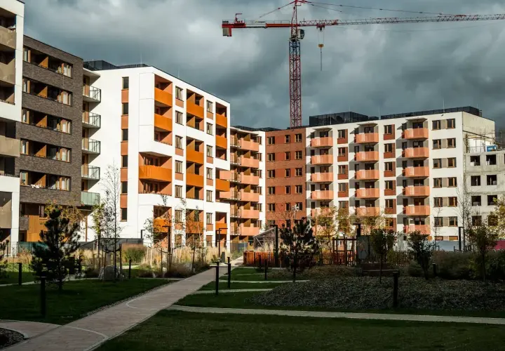 Nowe bloki mieszkalne w budowie, z żurawiem w tle. To obraz rynku pierwotnego, który wkrótce stanie się częścią rynku wtórnego.