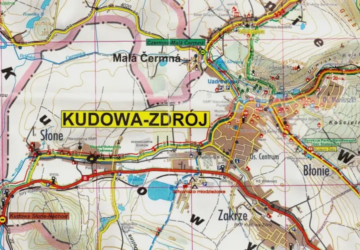 Mapa turystyczna z zaznaczonymi szlakami i miejscowościami, w tym Kudowa-Zdrój. Widoczne góry i doliny.