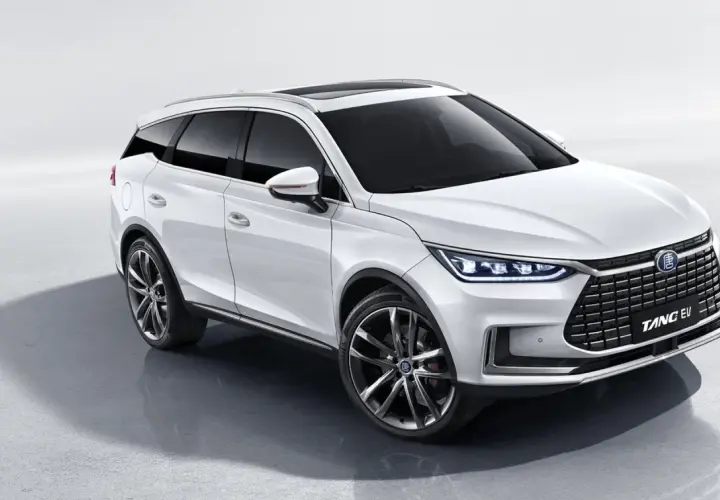 Biały BYD Tang EV, nowoczesny SUV z eleganckimi liniami i sportowymi felgami, gotowy na każdą podróż.