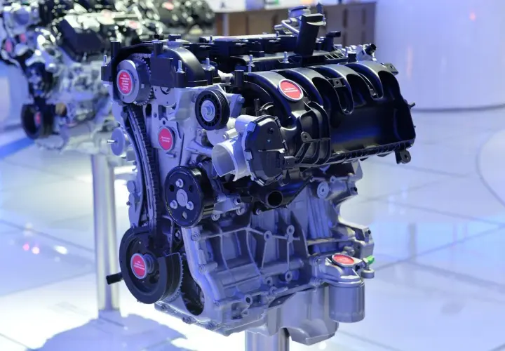 Motor averiado Ford C-Max, necesita revisión inmediata. Detalle de componentes internos y correas.