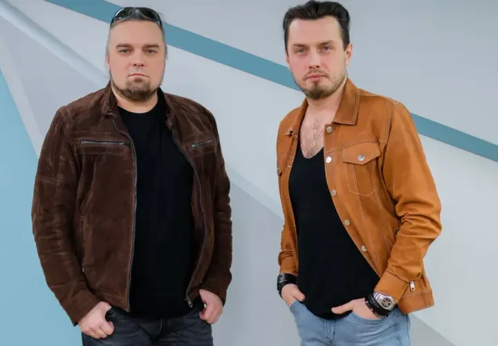 Bracia (zespół muzyczny) członkowie: jeden w brązowej kurtce zamszowej, drugi w karmelowej.