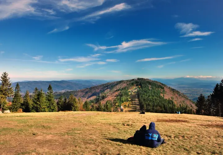 Widok na Beskid Śląski z Dębowca. Bielsko Biała jakie góry oferuje? Piękne, zielone, z widokiem na doliny i inne pasma.