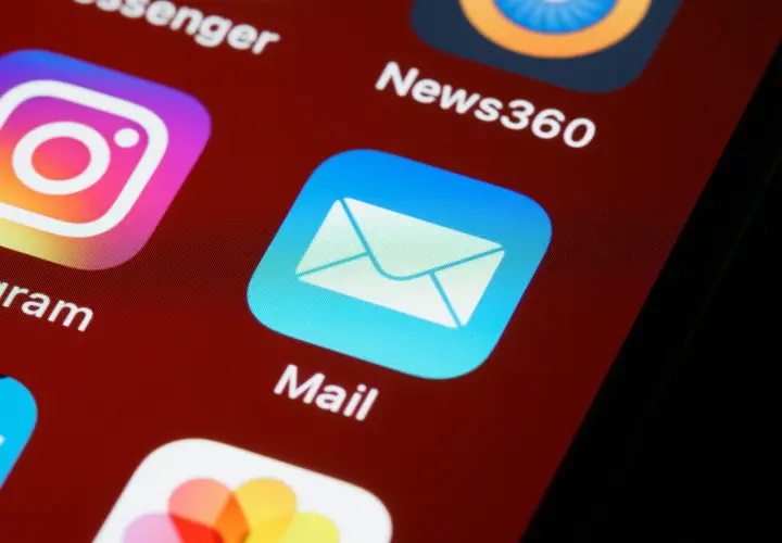 Ikona aplikacji Mail na ekranie telefonu. Zastanawiasz się, jak zakończyć maila? Otwórz aplikację i zacznij pisać!