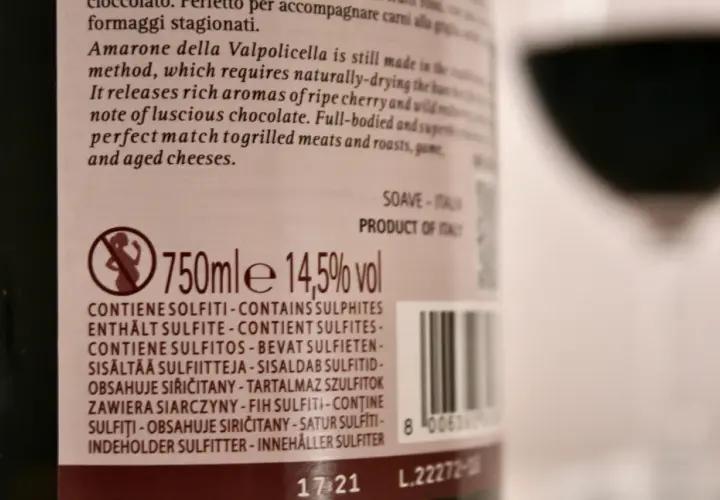 Etichetta di vino Amarone con indicazione "Contiene solfiti" in più lingue.