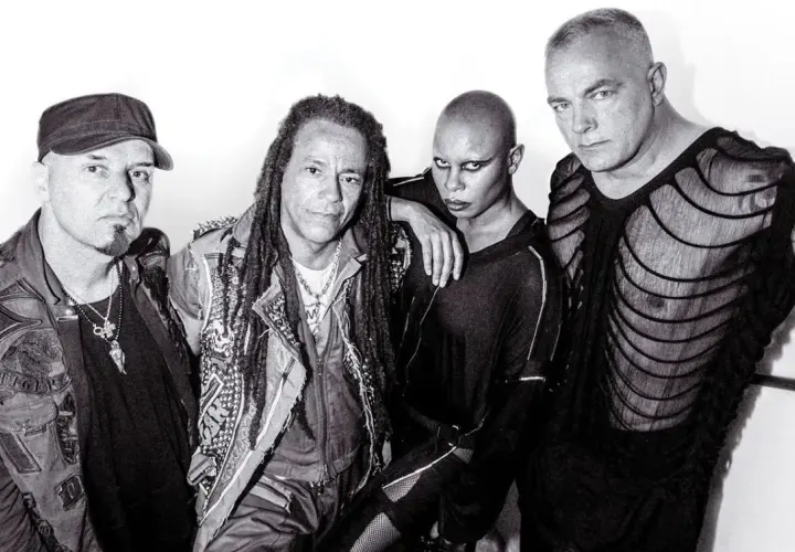 Członkowie zespołu Skunk Anansie, gotowi do wykonania swoich energetycznych utworów.